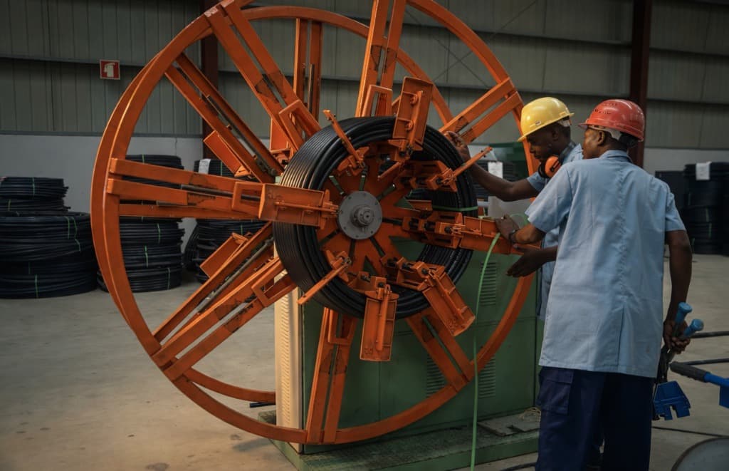 Operários Costa & Bumba na fábrica de Catumbela, Angola
